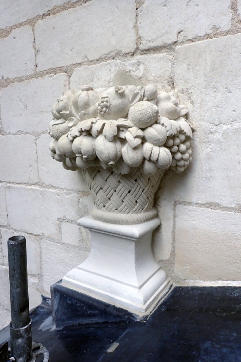 Atelier Giordani - Conservation - Restauration
Edifice – Mobilier - Sculpture – Objets d’art – Moulage –
Pierre, bois métal, polychromie et dorure - Moulage des deux vases, restauration du piédestal - Originaux en pierre calcaire - OPÉRATIONS RÉALISÉES
-	Moulage complet du socle d’après modèle en pierre 
-	Réalisation d’une chape en élastomère silicone pour l’empreinte
-	Réalisation d’un contre-moule à pièce en plâtre et filasse
-	Démontage du moule et remontage
- Tirage d’un exemplaire en micro-béton, et patine d’harmonisation 
- Transport, pose, fixation et scellement