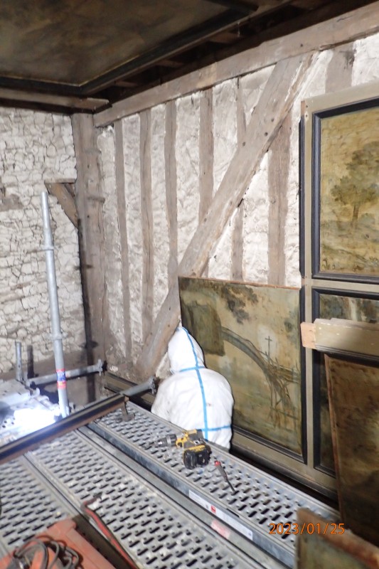 Atelier Giordani - Conservation - Restauration
Edifice – Mobilier - Sculpture – Objets d’art – Moulage –
Pierre, bois métal, polychromie et dorure - Parloir de l'abbesse Abbaye de Verneuil sur Avre - Bois polychrome - -	Montage de l’échafaudage
-	Prise de côtes et mesures
-	Dépose des boiseries
-	Renfort structurel charpente
-	Traitement insecticide et fongicide de la charpente
-	Transport des panneaux en ateliers
-	Dépoussiérage
-	Purges et greffes
-	Consolidation chimique du support 
-	Révision des assemblages
-	Reprise des arasements et disjointoiements
-	Renforts structurels des panneaux
-	Comblements
-	Traitement insecticide des panneaux
-	Montage à blanc
-	Mise en peinture des montant et traverses
-	Dévernissage et retouche colorées des panneaux
-	Vernissage
-	Repose