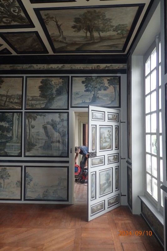 Atelier Giordani - Conservation - Restauration
Edifice – Mobilier - Sculpture – Objets d’art – Moulage –
Pierre, bois métal, polychromie et dorure - Parloir de l'abbesse Abbaye de Verneuil sur Avre - Bois polychrome - -	Montage de l’échafaudage
-	Prise de côtes et mesures
-	Dépose des boiseries
-	Renfort structurel charpente
-	Traitement insecticide et fongicide de la charpente
-	Transport des panneaux en ateliers
-	Dépoussiérage
-	Purges et greffes
-	Consolidation chimique du support 
-	Révision des assemblages
-	Reprise des arasements et disjointoiements
-	Renforts structurels des panneaux
-	Comblements
-	Traitement insecticide des panneaux
-	Montage à blanc
-	Mise en peinture des montant et traverses
-	Dévernissage et retouche colorées des panneaux
-	Vernissage
-	Repose