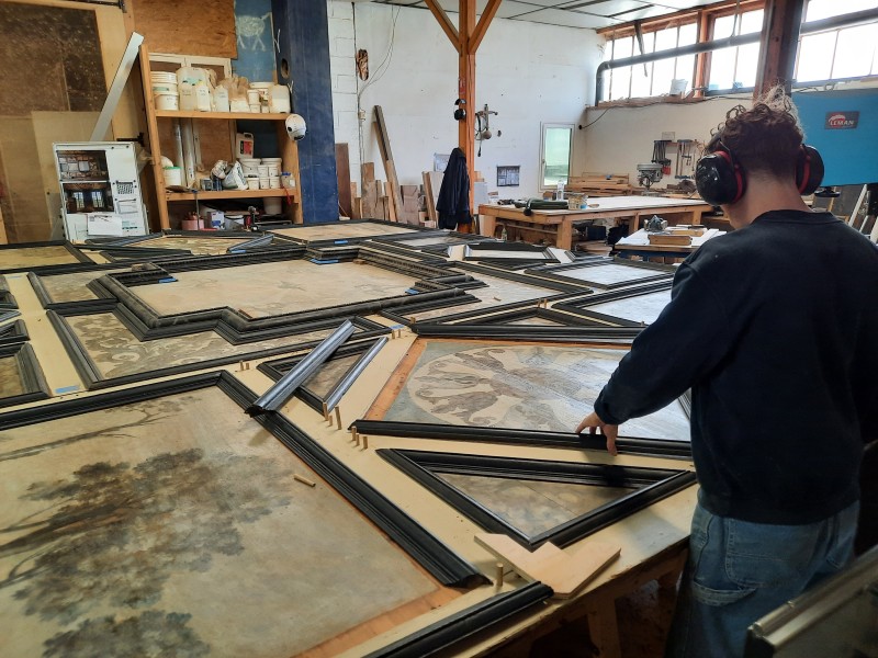 Atelier Giordani - Conservation - Restauration
Edifice – Mobilier - Sculpture – Objets d’art – Moulage –
Pierre, bois métal, polychromie et dorure - Parloir de l'abbesse Abbaye de Verneuil sur Avre - Bois polychrome - -	Montage de l’échafaudage
-	Prise de côtes et mesures
-	Dépose des boiseries
-	Renfort structurel charpente
-	Traitement insecticide et fongicide de la charpente
-	Transport des panneaux en ateliers
-	Dépoussiérage
-	Purges et greffes
-	Consolidation chimique du support 
-	Révision des assemblages
-	Reprise des arasements et disjointoiements
-	Renforts structurels des panneaux
-	Comblements
-	Traitement insecticide des panneaux
-	Montage à blanc
-	Mise en peinture des montant et traverses
-	Dévernissage et retouche colorées des panneaux
-	Vernissage
-	Repose