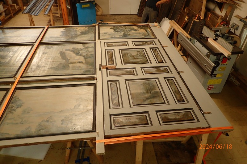 Atelier Giordani - Conservation - Restauration
Edifice – Mobilier - Sculpture – Objets d’art – Moulage –
Pierre, bois métal, polychromie et dorure - Parloir de l'abbesse Abbaye de Verneuil sur Avre - Bois polychrome - -	Montage de l’échafaudage
-	Prise de côtes et mesures
-	Dépose des boiseries
-	Renfort structurel charpente
-	Traitement insecticide et fongicide de la charpente
-	Transport des panneaux en ateliers
-	Dépoussiérage
-	Purges et greffes
-	Consolidation chimique du support 
-	Révision des assemblages
-	Reprise des arasements et disjointoiements
-	Renforts structurels des panneaux
-	Comblements
-	Traitement insecticide des panneaux
-	Montage à blanc
-	Mise en peinture des montant et traverses
-	Dévernissage et retouche colorées des panneaux
-	Vernissage
-	Repose