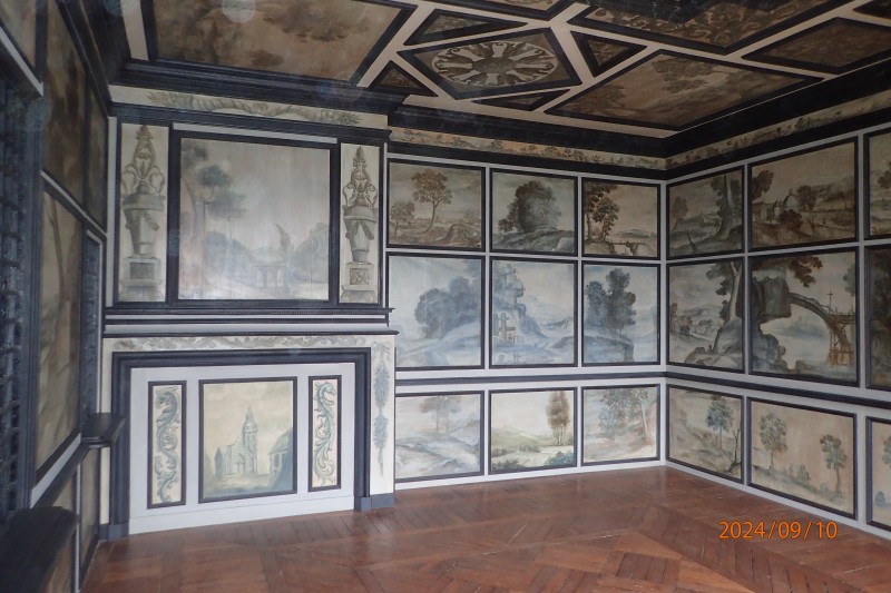 Atelier Giordani - Conservation - Restauration
Edifice – Mobilier - Sculpture – Objets d’art – Moulage –
Pierre, bois métal, polychromie et dorure - Parloir de l'abbesse Abbaye de Verneuil sur Avre - Bois polychrome - -	Montage de l’échafaudage
-	Prise de côtes et mesures
-	Dépose des boiseries
-	Renfort structurel charpente
-	Traitement insecticide et fongicide de la charpente
-	Transport des panneaux en ateliers
-	Dépoussiérage
-	Purges et greffes
-	Consolidation chimique du support 
-	Révision des assemblages
-	Reprise des arasements et disjointoiements
-	Renforts structurels des panneaux
-	Comblements
-	Traitement insecticide des panneaux
-	Montage à blanc
-	Mise en peinture des montant et traverses
-	Dévernissage et retouche colorées des panneaux
-	Vernissage
-	Repose