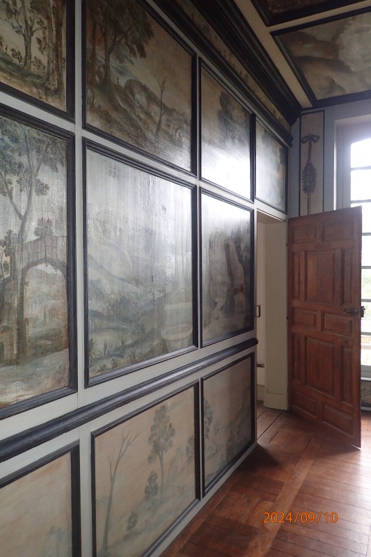 Atelier Giordani - Conservation - Restauration
Edifice – Mobilier - Sculpture – Objets d’art – Moulage –
Pierre, bois métal, polychromie et dorure - Parloir de l'abbesse Abbaye de Verneuil sur Avre - Bois polychrome - -	Montage de l’échafaudage
-	Prise de côtes et mesures
-	Dépose des boiseries
-	Renfort structurel charpente
-	Traitement insecticide et fongicide de la charpente
-	Transport des panneaux en ateliers
-	Dépoussiérage
-	Purges et greffes
-	Consolidation chimique du support 
-	Révision des assemblages
-	Reprise des arasements et disjointoiements
-	Renforts structurels des panneaux
-	Comblements
-	Traitement insecticide des panneaux
-	Montage à blanc
-	Mise en peinture des montant et traverses
-	Dévernissage et retouche colorées des panneaux
-	Vernissage
-	Repose