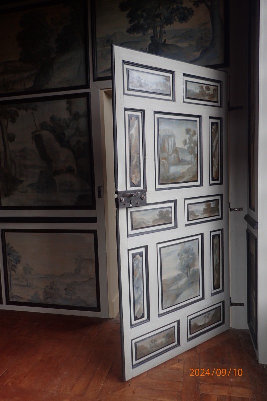 Atelier Giordani - Conservation - Restauration
Edifice – Mobilier - Sculpture – Objets d’art – Moulage –
Pierre, bois métal, polychromie et dorure - Parloir de l'abbesse Abbaye de Verneuil sur Avre - Bois polychrome - -	Montage de l’échafaudage
-	Prise de côtes et mesures
-	Dépose des boiseries
-	Renfort structurel charpente
-	Traitement insecticide et fongicide de la charpente
-	Transport des panneaux en ateliers
-	Dépoussiérage
-	Purges et greffes
-	Consolidation chimique du support 
-	Révision des assemblages
-	Reprise des arasements et disjointoiements
-	Renforts structurels des panneaux
-	Comblements
-	Traitement insecticide des panneaux
-	Montage à blanc
-	Mise en peinture des montant et traverses
-	Dévernissage et retouche colorées des panneaux
-	Vernissage
-	Repose