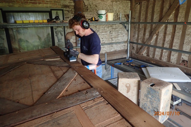 Atelier Giordani - Conservation - Restauration
Edifice – Mobilier - Sculpture – Objets d’art – Moulage –
Pierre, bois métal, polychromie et dorure - Parloir de l'abbesse Abbaye de Verneuil sur Avre - Bois polychrome - -	Montage de l’échafaudage
-	Prise de côtes et mesures
-	Dépose des boiseries
-	Renfort structurel charpente
-	Traitement insecticide et fongicide de la charpente
-	Transport des panneaux en ateliers
-	Dépoussiérage
-	Purges et greffes
-	Consolidation chimique du support 
-	Révision des assemblages
-	Reprise des arasements et disjointoiements
-	Renforts structurels des panneaux
-	Comblements
-	Traitement insecticide des panneaux
-	Montage à blanc
-	Mise en peinture des montant et traverses
-	Dévernissage et retouche colorées des panneaux
-	Vernissage
-	Repose