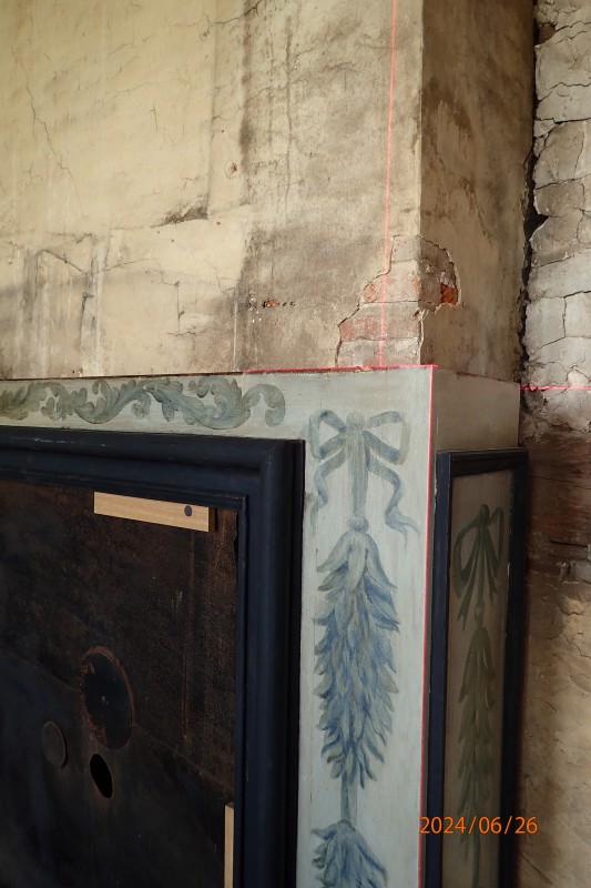 Atelier Giordani - Conservation - Restauration
Edifice – Mobilier - Sculpture – Objets d’art – Moulage –
Pierre, bois métal, polychromie et dorure - Parloir de l'abbesse Abbaye de Verneuil sur Avre - Bois polychrome - -	Montage de l’échafaudage
-	Prise de côtes et mesures
-	Dépose des boiseries
-	Renfort structurel charpente
-	Traitement insecticide et fongicide de la charpente
-	Transport des panneaux en ateliers
-	Dépoussiérage
-	Purges et greffes
-	Consolidation chimique du support 
-	Révision des assemblages
-	Reprise des arasements et disjointoiements
-	Renforts structurels des panneaux
-	Comblements
-	Traitement insecticide des panneaux
-	Montage à blanc
-	Mise en peinture des montant et traverses
-	Dévernissage et retouche colorées des panneaux
-	Vernissage
-	Repose