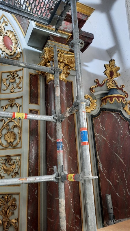 Atelier Giordani - Conservation - Restauration
Edifice – Mobilier - Sculpture – Objets d’art – Moulage –
Pierre, bois métal, polychromie et dorure - Conservation restauration de l'ensemble maître-autel retable majeur - Bois polychrome et dorure - Dépoussiérage 
Reprise du dégagement de polychromie 
Allègement des vernis 
Ragréage des manques
Masticage des lacunes
Réintégration colorée, avec reprise des faux-bois et faux-marbres
Dorure à la mixtion et feuille d’or 
Reprise de lacune de dorure au pinceau et à l’or minérale mica 
Vernissage de l’ensemble pour protection