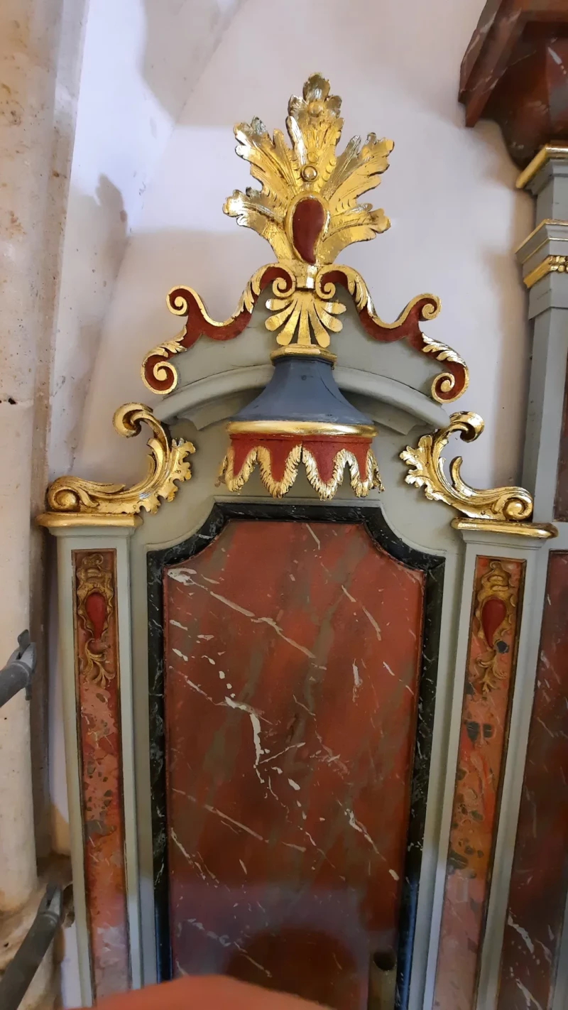 Atelier Giordani - Conservation - Restauration
Edifice – Mobilier - Sculpture – Objets d’art – Moulage –
Pierre, bois métal, polychromie et dorure - Conservation restauration de l'ensemble maître-autel retable majeur - Bois polychrome et dorure - Dépoussiérage 
Reprise du dégagement de polychromie 
Allègement des vernis 
Ragréage des manques
Masticage des lacunes
Réintégration colorée, avec reprise des faux-bois et faux-marbres
Dorure à la mixtion et feuille d’or 
Reprise de lacune de dorure au pinceau et à l’or minérale mica 
Vernissage de l’ensemble pour protection