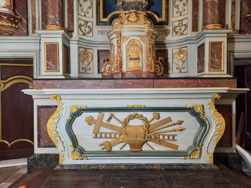 Atelier Giordani - Conservation - Restauration
Edifice – Mobilier - Sculpture – Objets d’art – Moulage –
Pierre, bois métal, polychromie et dorure - Conservation restauration de l'ensemble maître-autel retable majeur - Bois polychrome et dorure - Dépoussiérage 
Reprise du dégagement de polychromie 
Allègement des vernis 
Ragréage des manques
Masticage des lacunes
Réintégration colorée, avec reprise des faux-bois et faux-marbres
Dorure à la mixtion et feuille d’or 
Reprise de lacune de dorure au pinceau et à l’or minérale mica 
Vernissage de l’ensemble pour protection