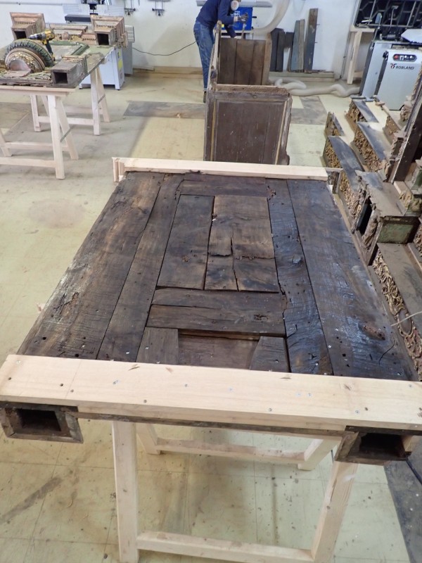 Atelier Giordani - Conservation - Restauration
Edifice – Mobilier - Sculpture – Objets d’art – Moulage –
Pierre, bois métal, polychromie et dorure - Restauration du retable majeur de l’église Saint Agapit - Récupération du retable déposé en urgence et entreposé en caisse à cause de son état de péril important - Restauration du retable en bois et consolidation de la structure très endommagée. Reprise de nombreux manques de mouluration et de décor sculpté (feuillage, balustres…), avec restitution des manques par greffes sculptés et moulages. Créations de renforts menuisés pour prévenir la reprise des affaissements constatés.

Restauration de l’ensemble des statues et de la polychromie du retable : nettoyage, consolidation du support, masticages et retouche de polychromie.

Remontage de l’ensemble du retable dans l’église, avec ajustements sur place et retouches pour une parfaite finition.