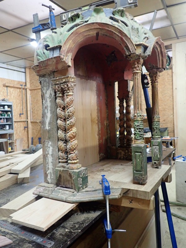 Atelier Giordani - Conservation - Restauration
Edifice – Mobilier - Sculpture – Objets d’art – Moulage –
Pierre, bois métal, polychromie et dorure - Restauration du retable majeur de l’église Saint Agapit - Récupération du retable déposé en urgence et entreposé en caisse à cause de son état de péril important - Restauration du retable en bois et consolidation de la structure très endommagée. Reprise de nombreux manques de mouluration et de décor sculpté (feuillage, balustres…), avec restitution des manques par greffes sculptés et moulages. Créations de renforts menuisés pour prévenir la reprise des affaissements constatés.

Restauration de l’ensemble des statues et de la polychromie du retable : nettoyage, consolidation du support, masticages et retouche de polychromie.

Remontage de l’ensemble du retable dans l’église, avec ajustements sur place et retouches pour une parfaite finition.