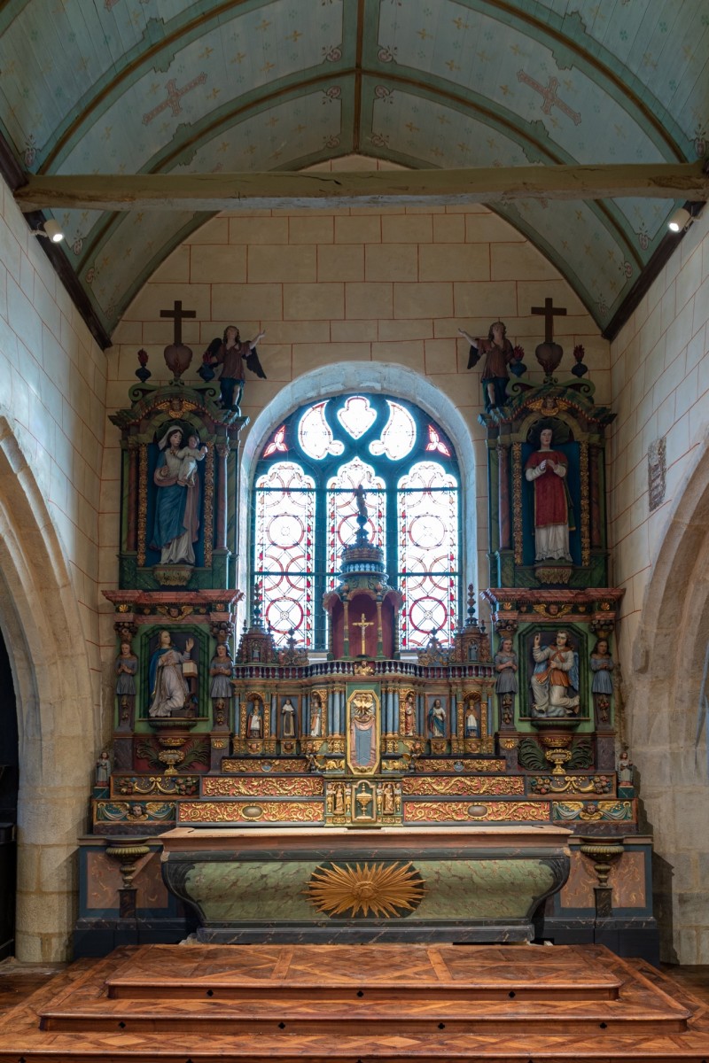 Atelier Giordani - Conservation - Restauration
Edifice – Mobilier - Sculpture – Objets d’art – Moulage –
Pierre, bois métal, polychromie et dorure - Restauration du retable majeur de l’église Saint Agapit - Récupération du retable déposé en urgence et entreposé en caisse à cause de son état de péril important - Restauration du retable en bois et consolidation de la structure très endommagée. Reprise de nombreux manques de mouluration et de décor sculpté (feuillage, balustres…), avec restitution des manques par greffes sculptés et moulages. Créations de renforts menuisés pour prévenir la reprise des affaissements constatés.

Restauration de l’ensemble des statues et de la polychromie du retable : nettoyage, consolidation du support, masticages et retouche de polychromie.

Remontage de l’ensemble du retable dans l’église, avec ajustements sur place et retouches pour une parfaite finition.