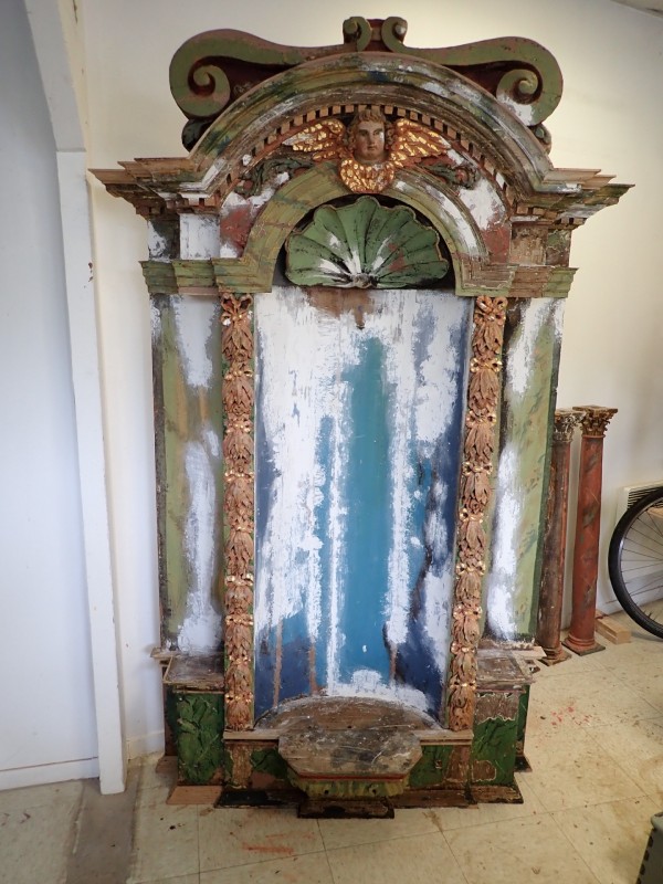 Atelier Giordani - Conservation - Restauration
Edifice – Mobilier - Sculpture – Objets d’art – Moulage –
Pierre, bois métal, polychromie et dorure - Restauration du retable majeur de l’église Saint Agapit - Récupération du retable déposé en urgence et entreposé en caisse à cause de son état de péril important - Restauration du retable en bois et consolidation de la structure très endommagée. Reprise de nombreux manques de mouluration et de décor sculpté (feuillage, balustres…), avec restitution des manques par greffes sculptés et moulages. Créations de renforts menuisés pour prévenir la reprise des affaissements constatés.

Restauration de l’ensemble des statues et de la polychromie du retable : nettoyage, consolidation du support, masticages et retouche de polychromie.

Remontage de l’ensemble du retable dans l’église, avec ajustements sur place et retouches pour une parfaite finition.