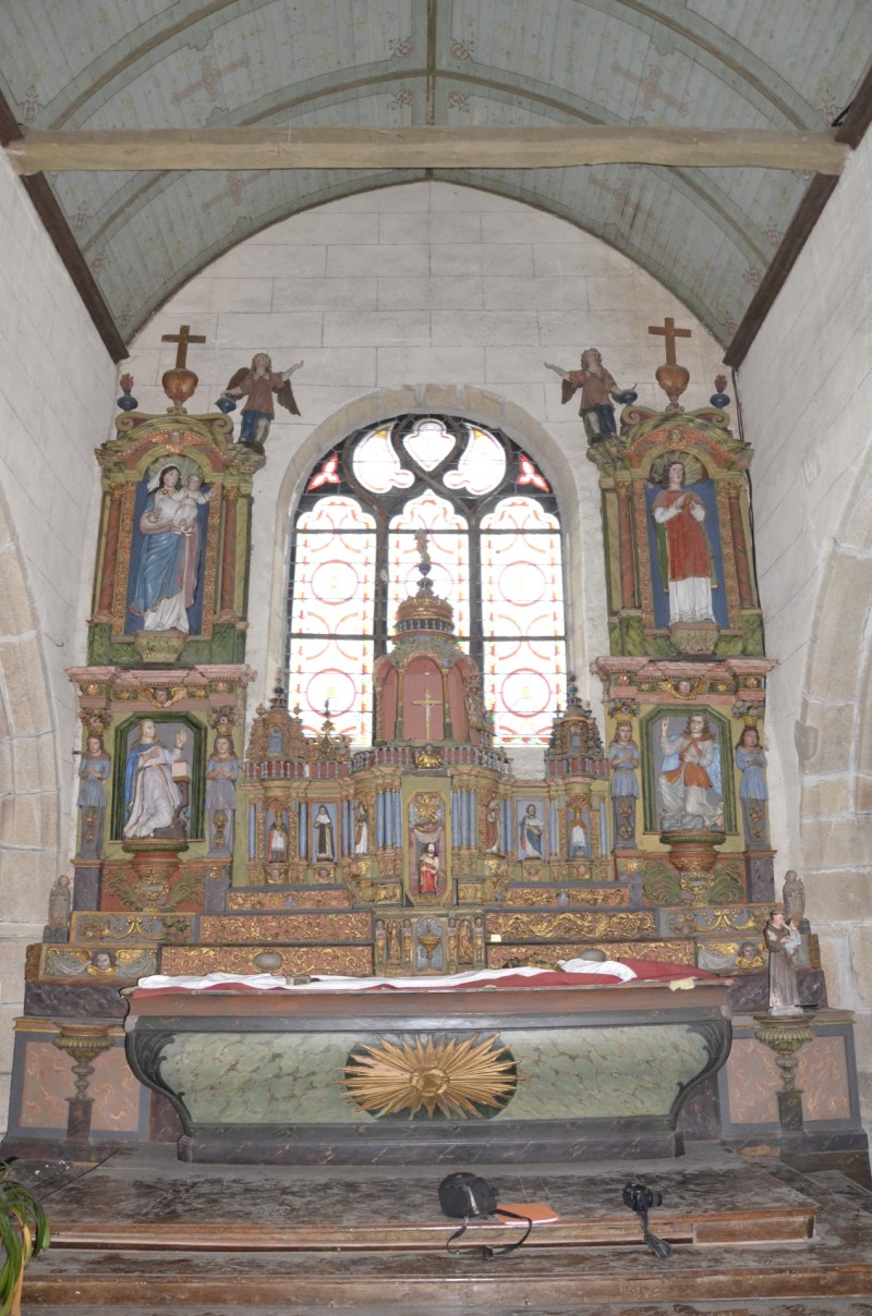 Atelier Giordani - Conservation - Restauration
Edifice – Mobilier - Sculpture – Objets d’art – Moulage –
Pierre, bois métal, polychromie et dorure - Restauration du retable majeur de l’église Saint Agapit - Récupération du retable déposé en urgence et entreposé en caisse à cause de son état de péril important - Restauration du retable en bois et consolidation de la structure très endommagée. Reprise de nombreux manques de mouluration et de décor sculpté (feuillage, balustres…), avec restitution des manques par greffes sculptés et moulages. Créations de renforts menuisés pour prévenir la reprise des affaissements constatés.

Restauration de l’ensemble des statues et de la polychromie du retable : nettoyage, consolidation du support, masticages et retouche de polychromie.

Remontage de l’ensemble du retable dans l’église, avec ajustements sur place et retouches pour une parfaite finition.