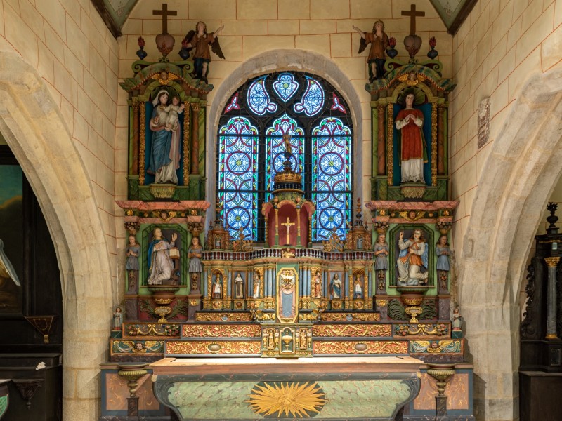 Atelier Giordani - Conservation - Restauration
Edifice – Mobilier - Sculpture – Objets d’art – Moulage –
Pierre, bois métal, polychromie et dorure - Restauration du retable majeur de l’église Saint Agapit - Récupération du retable déposé en urgence et entreposé en caisse à cause de son état de péril important - Restauration du retable en bois et consolidation de la structure très endommagée. Reprise de nombreux manques de mouluration et de décor sculpté (feuillage, balustres…), avec restitution des manques par greffes sculptés et moulages. Créations de renforts menuisés pour prévenir la reprise des affaissements constatés.

Restauration de l’ensemble des statues et de la polychromie du retable : nettoyage, consolidation du support, masticages et retouche de polychromie.

Remontage de l’ensemble du retable dans l’église, avec ajustements sur place et retouches pour une parfaite finition.