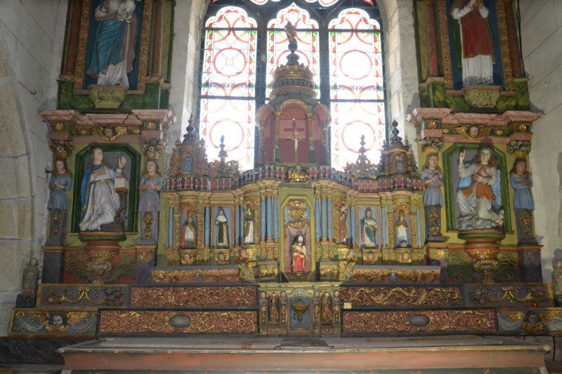 Atelier Giordani - Conservation - Restauration
Edifice – Mobilier - Sculpture – Objets d’art – Moulage –
Pierre, bois métal, polychromie et dorure - Restauration du retable majeur de l’église Saint Agapit - Récupération du retable déposé en urgence et entreposé en caisse à cause de son état de péril important - Restauration du retable en bois et consolidation de la structure très endommagée. Reprise de nombreux manques de mouluration et de décor sculpté (feuillage, balustres…), avec restitution des manques par greffes sculptés et moulages. Créations de renforts menuisés pour prévenir la reprise des affaissements constatés.

Restauration de l’ensemble des statues et de la polychromie du retable : nettoyage, consolidation du support, masticages et retouche de polychromie.

Remontage de l’ensemble du retable dans l’église, avec ajustements sur place et retouches pour une parfaite finition.