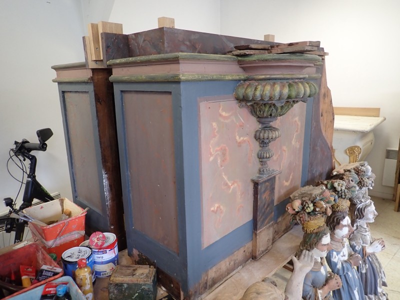 Atelier Giordani - Conservation - Restauration
Edifice – Mobilier - Sculpture – Objets d’art – Moulage –
Pierre, bois métal, polychromie et dorure - Restauration du retable majeur de l’église Saint Agapit - Récupération du retable déposé en urgence et entreposé en caisse à cause de son état de péril important - Restauration du retable en bois et consolidation de la structure très endommagée. Reprise de nombreux manques de mouluration et de décor sculpté (feuillage, balustres…), avec restitution des manques par greffes sculptés et moulages. Créations de renforts menuisés pour prévenir la reprise des affaissements constatés.

Restauration de l’ensemble des statues et de la polychromie du retable : nettoyage, consolidation du support, masticages et retouche de polychromie.

Remontage de l’ensemble du retable dans l’église, avec ajustements sur place et retouches pour une parfaite finition.