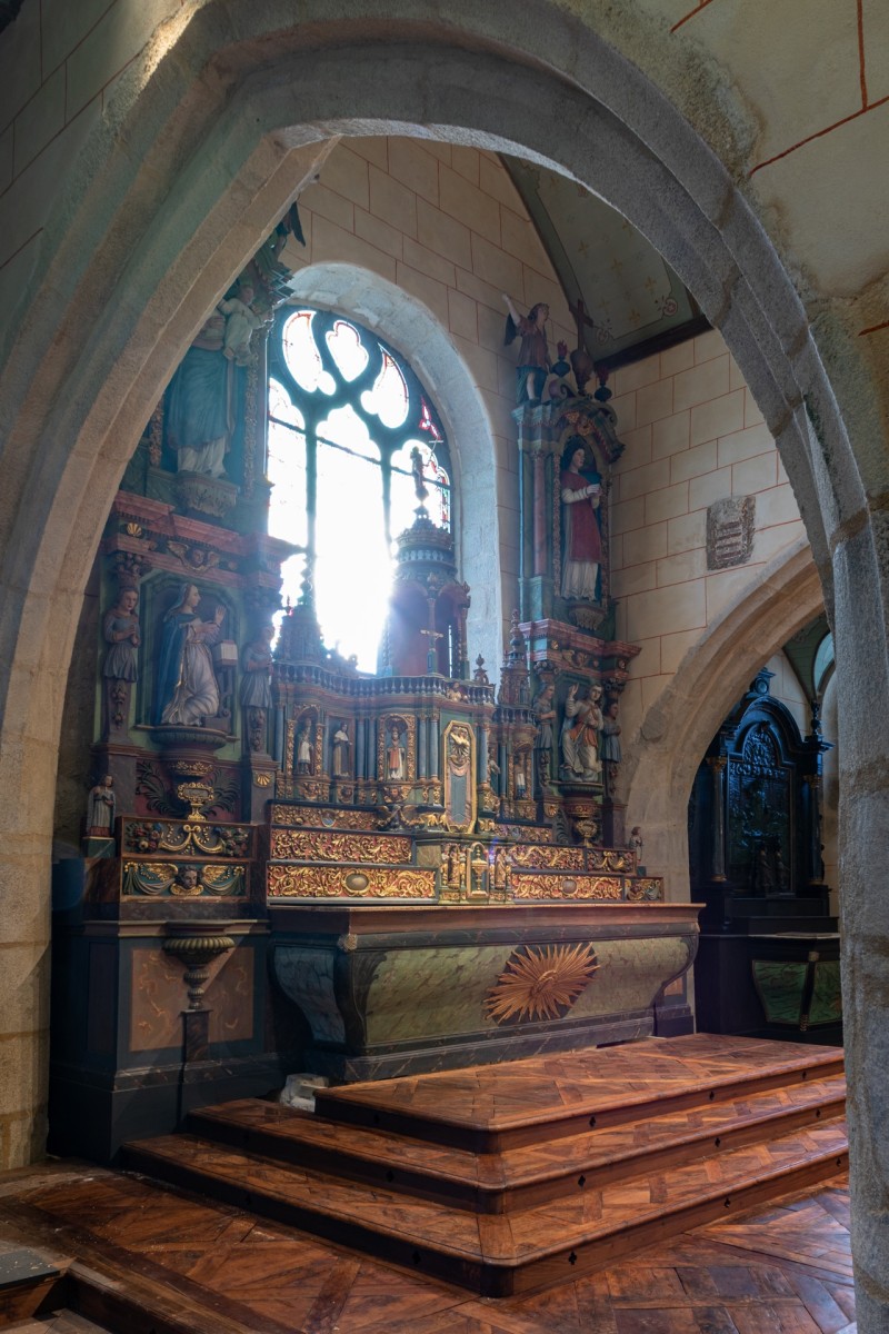 Atelier Giordani - Conservation - Restauration
Edifice – Mobilier - Sculpture – Objets d’art – Moulage –
Pierre, bois métal, polychromie et dorure - Restauration du retable majeur de l’église Saint Agapit - Récupération du retable déposé en urgence et entreposé en caisse à cause de son état de péril important - Restauration du retable en bois et consolidation de la structure très endommagée. Reprise de nombreux manques de mouluration et de décor sculpté (feuillage, balustres…), avec restitution des manques par greffes sculptés et moulages. Créations de renforts menuisés pour prévenir la reprise des affaissements constatés.

Restauration de l’ensemble des statues et de la polychromie du retable : nettoyage, consolidation du support, masticages et retouche de polychromie.

Remontage de l’ensemble du retable dans l’église, avec ajustements sur place et retouches pour une parfaite finition.
