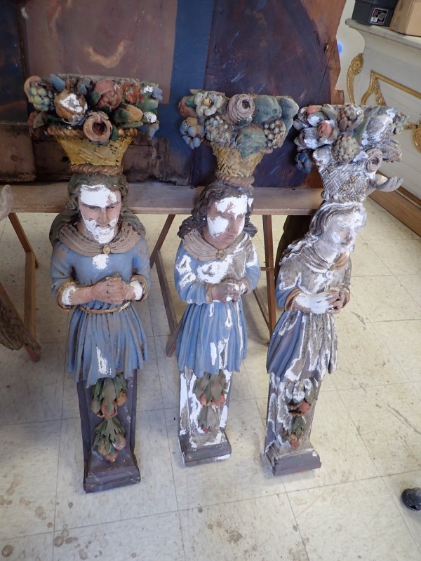 Atelier Giordani - Conservation - Restauration
Edifice – Mobilier - Sculpture – Objets d’art – Moulage –
Pierre, bois métal, polychromie et dorure - Restauration du retable majeur de l’église Saint Agapit - Récupération du retable déposé en urgence et entreposé en caisse à cause de son état de péril important - Restauration du retable en bois et consolidation de la structure très endommagée. Reprise de nombreux manques de mouluration et de décor sculpté (feuillage, balustres…), avec restitution des manques par greffes sculptés et moulages. Créations de renforts menuisés pour prévenir la reprise des affaissements constatés.

Restauration de l’ensemble des statues et de la polychromie du retable : nettoyage, consolidation du support, masticages et retouche de polychromie.

Remontage de l’ensemble du retable dans l’église, avec ajustements sur place et retouches pour une parfaite finition.