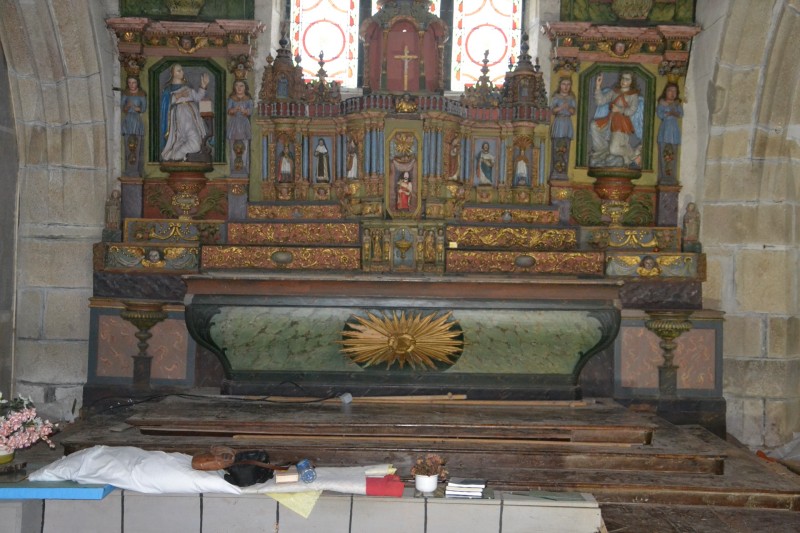 Atelier Giordani - Conservation - Restauration
Edifice – Mobilier - Sculpture – Objets d’art – Moulage –
Pierre, bois métal, polychromie et dorure - Restauration du retable majeur de l’église Saint Agapit - Récupération du retable déposé en urgence et entreposé en caisse à cause de son état de péril important - Restauration du retable en bois et consolidation de la structure très endommagée. Reprise de nombreux manques de mouluration et de décor sculpté (feuillage, balustres…), avec restitution des manques par greffes sculptés et moulages. Créations de renforts menuisés pour prévenir la reprise des affaissements constatés.

Restauration de l’ensemble des statues et de la polychromie du retable : nettoyage, consolidation du support, masticages et retouche de polychromie.

Remontage de l’ensemble du retable dans l’église, avec ajustements sur place et retouches pour une parfaite finition.