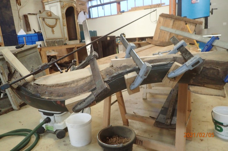 Atelier Giordani - Conservation - Restauration
Edifice – Mobilier - Sculpture – Objets d’art – Moulage –
Pierre, bois métal, polychromie et dorure - Restauration du retable majeur de l’église Saint Agapit - Récupération du retable déposé en urgence et entreposé en caisse à cause de son état de péril important - Restauration du retable en bois et consolidation de la structure très endommagée. Reprise de nombreux manques de mouluration et de décor sculpté (feuillage, balustres…), avec restitution des manques par greffes sculptés et moulages. Créations de renforts menuisés pour prévenir la reprise des affaissements constatés.

Restauration de l’ensemble des statues et de la polychromie du retable : nettoyage, consolidation du support, masticages et retouche de polychromie.

Remontage de l’ensemble du retable dans l’église, avec ajustements sur place et retouches pour une parfaite finition.