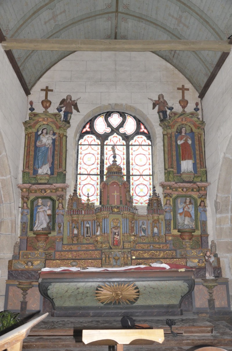 Atelier Giordani - Conservation - Restauration
Edifice – Mobilier - Sculpture – Objets d’art – Moulage –
Pierre, bois métal, polychromie et dorure - Restauration du retable majeur de l’église Saint Agapit - Récupération du retable déposé en urgence et entreposé en caisse à cause de son état de péril important - Restauration du retable en bois et consolidation de la structure très endommagée. Reprise de nombreux manques de mouluration et de décor sculpté (feuillage, balustres…), avec restitution des manques par greffes sculptés et moulages. Créations de renforts menuisés pour prévenir la reprise des affaissements constatés.

Restauration de l’ensemble des statues et de la polychromie du retable : nettoyage, consolidation du support, masticages et retouche de polychromie.

Remontage de l’ensemble du retable dans l’église, avec ajustements sur place et retouches pour une parfaite finition.