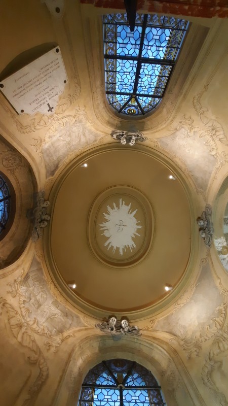 Atelier Giordani - Conservation - Restauration
Edifice – Mobilier - Sculpture – Objets d’art – Moulage –
Pierre, bois métal, polychromie et dorure - Restauration de la chapelle des fonds baptismaux de l'Eglise Sainte Cécile - Enduits muraux décorés
Boiseries faux-marbre
Marbre - -	Dépoussiérage et nettoyage
-	Dégagement et allègement des vernis
-	Traitement insecticide et fongicide sur l’autel
-	Purge des parties altérées et greffes de bois de même essence
-	Ragréages et comblement des lacunes, manques et épaufrures
-	Restitution de tête d’ange ailées après prise d’empreintes, moulage et tirage
-	Refixage et consolidation des enduits 
-	Refixage de la polychromie
-	Relevé des décors au calque et report sur zones de manques
-	Masticage
-	Reprise et réintégration des lacunes polychromes
-	Réintégration colorée des décors sur enduits et faux marbre
-	Restitution des faux-marbre de l’autel 
-	Dorure du cadre à la mixtion