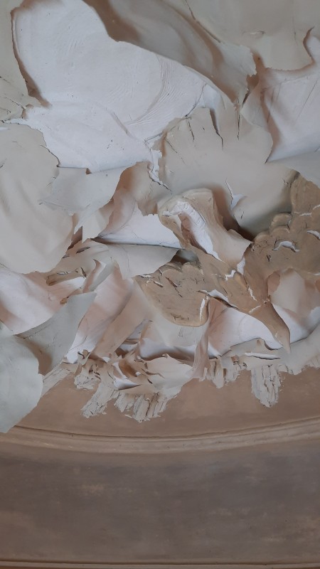 Atelier Giordani - Conservation - Restauration
Edifice – Mobilier - Sculpture – Objets d’art – Moulage –
Pierre, bois métal, polychromie et dorure - Restauration de la chapelle des fonds baptismaux de l'Eglise Sainte Cécile - Enduits muraux décorés
Boiseries faux-marbre
Marbre - -	Dépoussiérage et nettoyage
-	Dégagement et allègement des vernis
-	Traitement insecticide et fongicide sur l’autel
-	Purge des parties altérées et greffes de bois de même essence
-	Ragréages et comblement des lacunes, manques et épaufrures
-	Restitution de tête d’ange ailées après prise d’empreintes, moulage et tirage
-	Refixage et consolidation des enduits 
-	Refixage de la polychromie
-	Relevé des décors au calque et report sur zones de manques
-	Masticage
-	Reprise et réintégration des lacunes polychromes
-	Réintégration colorée des décors sur enduits et faux marbre
-	Restitution des faux-marbre de l’autel 
-	Dorure du cadre à la mixtion