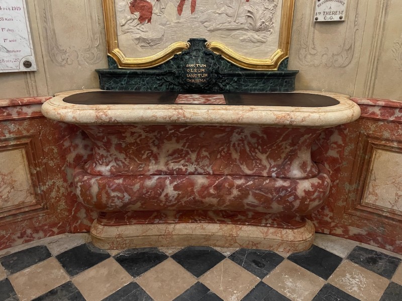 Atelier Giordani - Conservation - Restauration
Edifice – Mobilier - Sculpture – Objets d’art – Moulage –
Pierre, bois métal, polychromie et dorure - Restauration de la chapelle des fonds baptismaux de l'Eglise Sainte Cécile - Enduits muraux décorés
Boiseries faux-marbre
Marbre - -	Dépoussiérage et nettoyage
-	Dégagement et allègement des vernis
-	Traitement insecticide et fongicide sur l’autel
-	Purge des parties altérées et greffes de bois de même essence
-	Ragréages et comblement des lacunes, manques et épaufrures
-	Restitution de tête d’ange ailées après prise d’empreintes, moulage et tirage
-	Refixage et consolidation des enduits 
-	Refixage de la polychromie
-	Relevé des décors au calque et report sur zones de manques
-	Masticage
-	Reprise et réintégration des lacunes polychromes
-	Réintégration colorée des décors sur enduits et faux marbre
-	Restitution des faux-marbre de l’autel 
-	Dorure du cadre à la mixtion