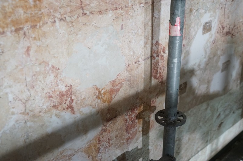 Atelier Giordani - Conservation - Restauration
Edifice – Mobilier - Sculpture – Objets d’art – Moulage –
Pierre, bois métal, polychromie et dorure - Restauration de la voûte et des décors peints -  - Lot 5 : Restauration/conservation d’éléments architecturaux, de décors polychromes, de sculpture

OPÉRATIONS RÉALISÉES
Tranche conditionnelle 2

Voûte de la nef :
-	Dépoussiérage 
-	Mise en teinte des greffes et des parties neuves et reprise du décor de fleur de lys par glacis acrylique 
-	Dépoussiérage de la poutre de gloire par technique croisée de brossage et d’aspiration

Élévation de la nef :
-	Dégagement des enduits pour mettre au jour les décors anciens conservés
-	Encapsulage des zones de peinture au plomb non dégagées
-	Consolidation des zones soufflées par infiltration de mortier et comblement des fissures des lacunes
-	Consolidation des zones pulvérulentes.
-	Sur les zones non dégagées : application d’une couche de fond à la chaux et animation et glacis acrylique et harmonisation des bouchages anciens
- Sur les zones de décors ancien : retouches colorées pour améliorer la lisibilité