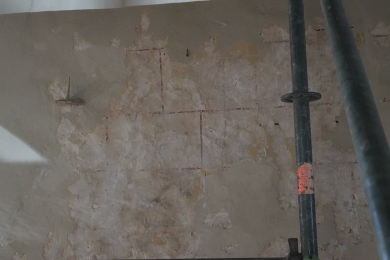 Atelier Giordani - Conservation - Restauration
Edifice – Mobilier - Sculpture – Objets d’art – Moulage –
Pierre, bois métal, polychromie et dorure - Restauration de la voûte et des décors peints -  - Lot 5 : Restauration/conservation d’éléments architecturaux, de décors polychromes, de sculpture

OPÉRATIONS RÉALISÉES
Tranche conditionnelle 2

Voûte de la nef :
-	Dépoussiérage 
-	Mise en teinte des greffes et des parties neuves et reprise du décor de fleur de lys par glacis acrylique 
-	Dépoussiérage de la poutre de gloire par technique croisée de brossage et d’aspiration

Élévation de la nef :
-	Dégagement des enduits pour mettre au jour les décors anciens conservés
-	Encapsulage des zones de peinture au plomb non dégagées
-	Consolidation des zones soufflées par infiltration de mortier et comblement des fissures des lacunes
-	Consolidation des zones pulvérulentes.
-	Sur les zones non dégagées : application d’une couche de fond à la chaux et animation et glacis acrylique et harmonisation des bouchages anciens
- Sur les zones de décors ancien : retouches colorées pour améliorer la lisibilité