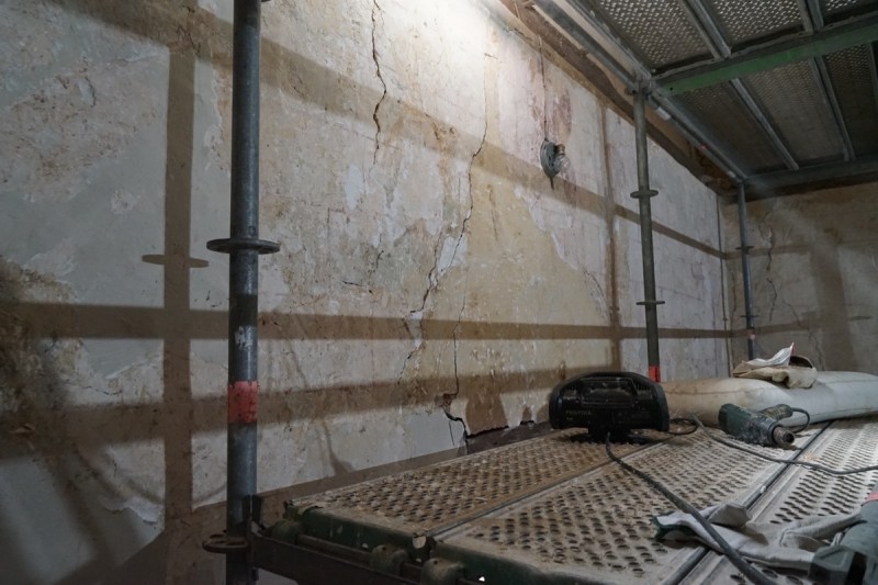 Atelier Giordani - Conservation - Restauration
Edifice – Mobilier - Sculpture – Objets d’art – Moulage –
Pierre, bois métal, polychromie et dorure - Restauration de la voûte et des décors peints -  - Lot 5 : Restauration/conservation d’éléments architecturaux, de décors polychromes, de sculpture

OPÉRATIONS RÉALISÉES
Tranche conditionnelle 2

Voûte de la nef :
-	Dépoussiérage 
-	Mise en teinte des greffes et des parties neuves et reprise du décor de fleur de lys par glacis acrylique 
-	Dépoussiérage de la poutre de gloire par technique croisée de brossage et d’aspiration

Élévation de la nef :
-	Dégagement des enduits pour mettre au jour les décors anciens conservés
-	Encapsulage des zones de peinture au plomb non dégagées
-	Consolidation des zones soufflées par infiltration de mortier et comblement des fissures des lacunes
-	Consolidation des zones pulvérulentes.
-	Sur les zones non dégagées : application d’une couche de fond à la chaux et animation et glacis acrylique et harmonisation des bouchages anciens
- Sur les zones de décors ancien : retouches colorées pour améliorer la lisibilité