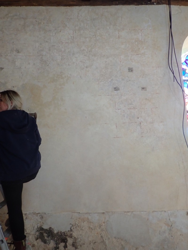 Atelier Giordani - Conservation - Restauration
Edifice – Mobilier - Sculpture – Objets d’art – Moulage –
Pierre, bois métal, polychromie et dorure - Restauration de la voûte et des décors peints -  - Lot 5 : Restauration/conservation d’éléments architecturaux, de décors polychromes, de sculpture

OPÉRATIONS RÉALISÉES
Tranche conditionnelle 2

Voûte de la nef :
-	Dépoussiérage 
-	Mise en teinte des greffes et des parties neuves et reprise du décor de fleur de lys par glacis acrylique 
-	Dépoussiérage de la poutre de gloire par technique croisée de brossage et d’aspiration

Élévation de la nef :
-	Dégagement des enduits pour mettre au jour les décors anciens conservés
-	Encapsulage des zones de peinture au plomb non dégagées
-	Consolidation des zones soufflées par infiltration de mortier et comblement des fissures des lacunes
-	Consolidation des zones pulvérulentes.
-	Sur les zones non dégagées : application d’une couche de fond à la chaux et animation et glacis acrylique et harmonisation des bouchages anciens
- Sur les zones de décors ancien : retouches colorées pour améliorer la lisibilité