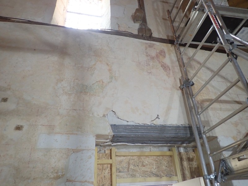 Atelier Giordani - Conservation - Restauration
Edifice – Mobilier - Sculpture – Objets d’art – Moulage –
Pierre, bois métal, polychromie et dorure - Restauration de la voûte et des décors peints -  - Lot 5 : Restauration/conservation d’éléments architecturaux, de décors polychromes, de sculpture

OPÉRATIONS RÉALISÉES
Tranche conditionnelle 2

Voûte de la nef :
-	Dépoussiérage 
-	Mise en teinte des greffes et des parties neuves et reprise du décor de fleur de lys par glacis acrylique 
-	Dépoussiérage de la poutre de gloire par technique croisée de brossage et d’aspiration

Élévation de la nef :
-	Dégagement des enduits pour mettre au jour les décors anciens conservés
-	Encapsulage des zones de peinture au plomb non dégagées
-	Consolidation des zones soufflées par infiltration de mortier et comblement des fissures des lacunes
-	Consolidation des zones pulvérulentes.
-	Sur les zones non dégagées : application d’une couche de fond à la chaux et animation et glacis acrylique et harmonisation des bouchages anciens
- Sur les zones de décors ancien : retouches colorées pour améliorer la lisibilité