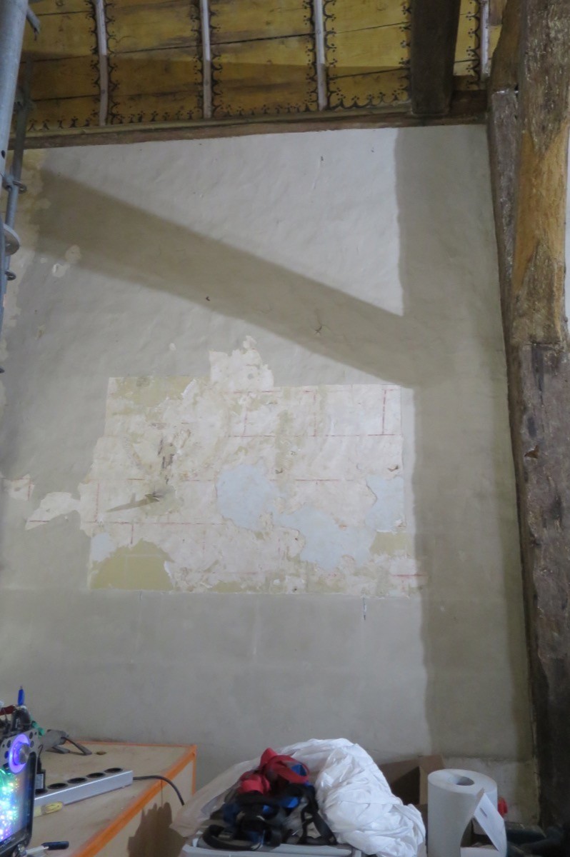 Atelier Giordani - Conservation - Restauration
Edifice – Mobilier - Sculpture – Objets d’art – Moulage –
Pierre, bois métal, polychromie et dorure - Restauration du clos & couvert et des intérieurs -  - Lot 5 : Restauration/conservation d’éléments architecturaux, de décors polychromes, de sculpture

OPÉRATIONS RÉALISÉES
Tranche conditionnelle 2

Voûte de la nef :
-	Dépoussiérage 
-	Mise en teinte des greffes et des parties neuves et reprise du décor de fleur de lys par glacis acrylique 
-	Dépoussiérage de la poutre de gloire par technique croisée de brossage et d’aspiration

Élévation de la nef :
-	Dégagement des enduits pour mettre au jour les décors anciens conservés
-	Encapsulage des zones de peinture au plomb non dégagées
-	Consolidation des zones soufflées par infiltration de mortier et comblement des fissures des lacunes
-	Consolidation des zones pulvérulentes.
-	Sur les zones non dégagées : application d’une couche de fond à la chaux et animation et glacis acrylique et harmonisation des bouchages anciens
- Sur les zones de décors ancien : retouches colorées pour améliorer la lisibilité