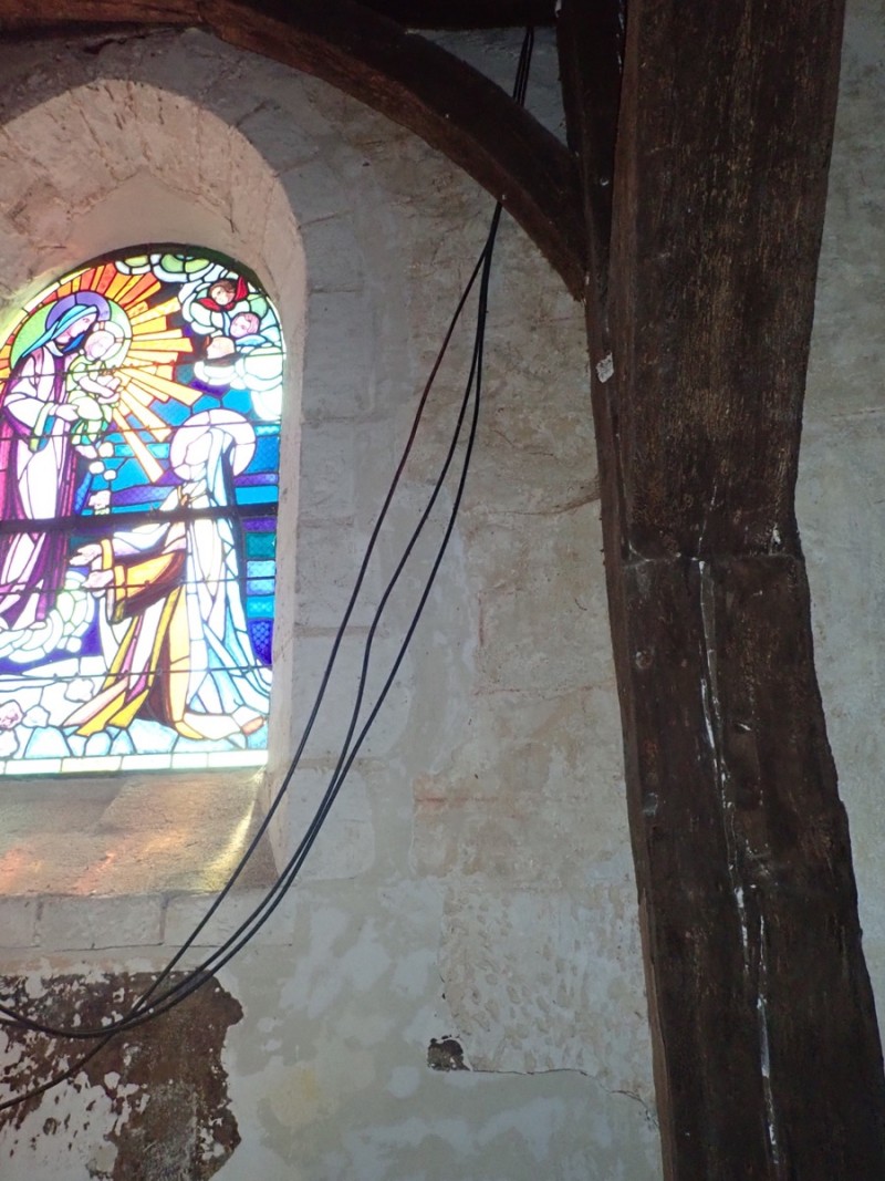 Atelier Giordani - Conservation - Restauration
Edifice – Mobilier - Sculpture – Objets d’art – Moulage –
Pierre, bois métal, polychromie et dorure - Restauration de la voûte et des décors peints -  - Lot 5 : Restauration/conservation d’éléments architecturaux, de décors polychromes, de sculpture

OPÉRATIONS RÉALISÉES
Tranche conditionnelle 2

Voûte de la nef :
-	Dépoussiérage 
-	Mise en teinte des greffes et des parties neuves et reprise du décor de fleur de lys par glacis acrylique 
-	Dépoussiérage de la poutre de gloire par technique croisée de brossage et d’aspiration

Élévation de la nef :
-	Dégagement des enduits pour mettre au jour les décors anciens conservés
-	Encapsulage des zones de peinture au plomb non dégagées
-	Consolidation des zones soufflées par infiltration de mortier et comblement des fissures des lacunes
-	Consolidation des zones pulvérulentes.
-	Sur les zones non dégagées : application d’une couche de fond à la chaux et animation et glacis acrylique et harmonisation des bouchages anciens
- Sur les zones de décors ancien : retouches colorées pour améliorer la lisibilité