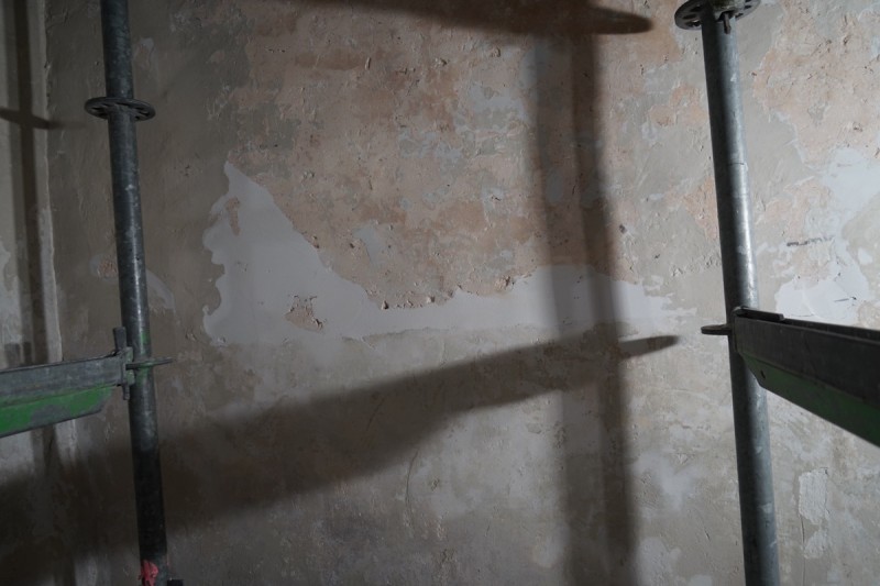 Atelier Giordani - Conservation - Restauration
Edifice – Mobilier - Sculpture – Objets d’art – Moulage –
Pierre, bois métal, polychromie et dorure - Restauration de la voûte et des décors peints -  - Lot 5 : Restauration/conservation d’éléments architecturaux, de décors polychromes, de sculpture

OPÉRATIONS RÉALISÉES
Tranche conditionnelle 2

Voûte de la nef :
-	Dépoussiérage 
-	Mise en teinte des greffes et des parties neuves et reprise du décor de fleur de lys par glacis acrylique 
-	Dépoussiérage de la poutre de gloire par technique croisée de brossage et d’aspiration

Élévation de la nef :
-	Dégagement des enduits pour mettre au jour les décors anciens conservés
-	Encapsulage des zones de peinture au plomb non dégagées
-	Consolidation des zones soufflées par infiltration de mortier et comblement des fissures des lacunes
-	Consolidation des zones pulvérulentes.
-	Sur les zones non dégagées : application d’une couche de fond à la chaux et animation et glacis acrylique et harmonisation des bouchages anciens
- Sur les zones de décors ancien : retouches colorées pour améliorer la lisibilité