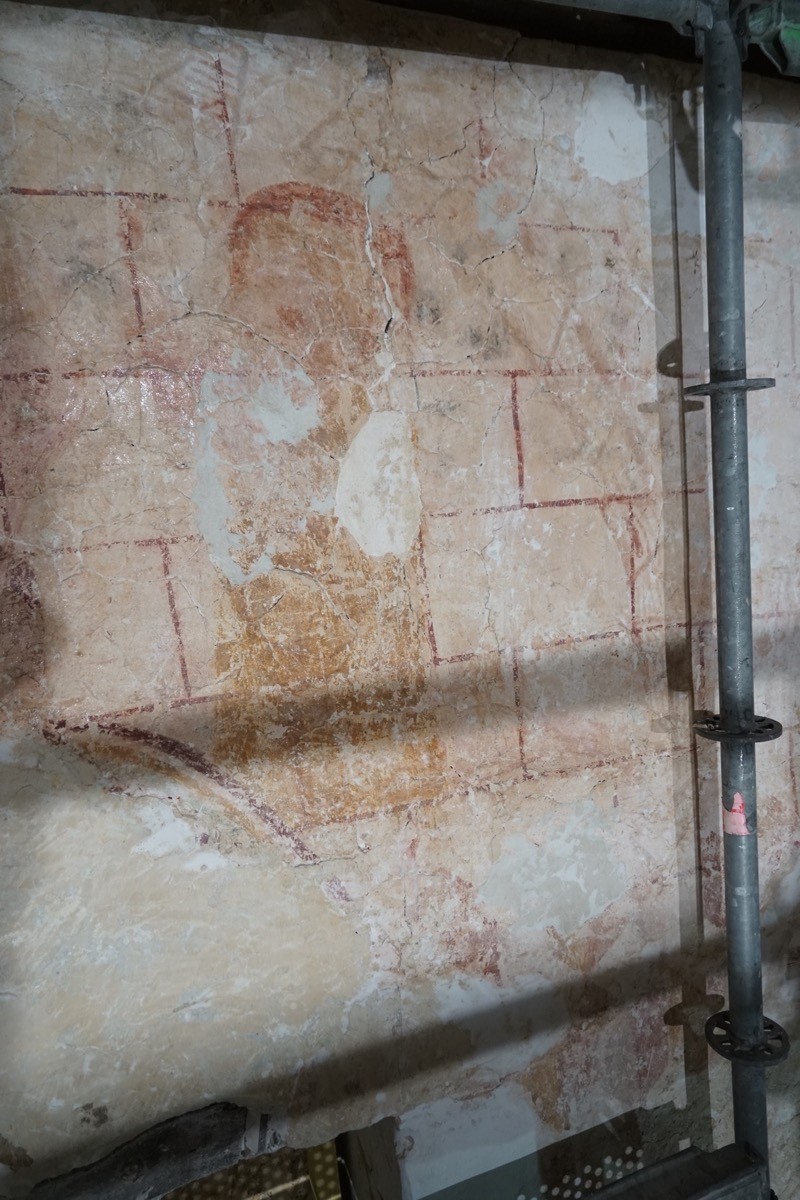 Atelier Giordani - Conservation - Restauration
Edifice – Mobilier - Sculpture – Objets d’art – Moulage –
Pierre, bois métal, polychromie et dorure - Restauration de la voûte et des décors peints -  - Lot 5 : Restauration/conservation d’éléments architecturaux, de décors polychromes, de sculpture

OPÉRATIONS RÉALISÉES
Tranche conditionnelle 2

Voûte de la nef :
-	Dépoussiérage 
-	Mise en teinte des greffes et des parties neuves et reprise du décor de fleur de lys par glacis acrylique 
-	Dépoussiérage de la poutre de gloire par technique croisée de brossage et d’aspiration

Élévation de la nef :
-	Dégagement des enduits pour mettre au jour les décors anciens conservés
-	Encapsulage des zones de peinture au plomb non dégagées
-	Consolidation des zones soufflées par infiltration de mortier et comblement des fissures des lacunes
-	Consolidation des zones pulvérulentes.
-	Sur les zones non dégagées : application d’une couche de fond à la chaux et animation et glacis acrylique et harmonisation des bouchages anciens
- Sur les zones de décors ancien : retouches colorées pour améliorer la lisibilité