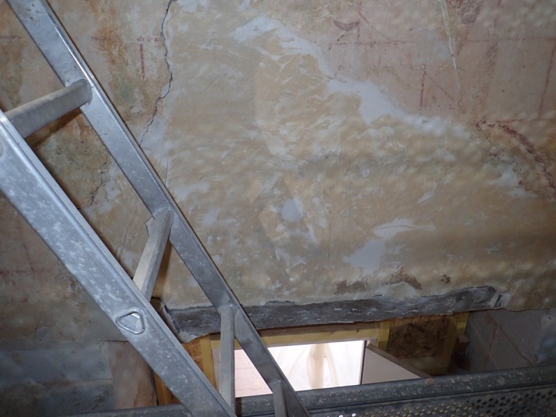 Atelier Giordani - Conservation - Restauration
Edifice – Mobilier - Sculpture – Objets d’art – Moulage –
Pierre, bois métal, polychromie et dorure - Restauration de la voûte et des décors peints -  - Lot 5 : Restauration/conservation d’éléments architecturaux, de décors polychromes, de sculpture

OPÉRATIONS RÉALISÉES
Tranche conditionnelle 2

Voûte de la nef :
-	Dépoussiérage 
-	Mise en teinte des greffes et des parties neuves et reprise du décor de fleur de lys par glacis acrylique 
-	Dépoussiérage de la poutre de gloire par technique croisée de brossage et d’aspiration

Élévation de la nef :
-	Dégagement des enduits pour mettre au jour les décors anciens conservés
-	Encapsulage des zones de peinture au plomb non dégagées
-	Consolidation des zones soufflées par infiltration de mortier et comblement des fissures des lacunes
-	Consolidation des zones pulvérulentes.
-	Sur les zones non dégagées : application d’une couche de fond à la chaux et animation et glacis acrylique et harmonisation des bouchages anciens
- Sur les zones de décors ancien : retouches colorées pour améliorer la lisibilité