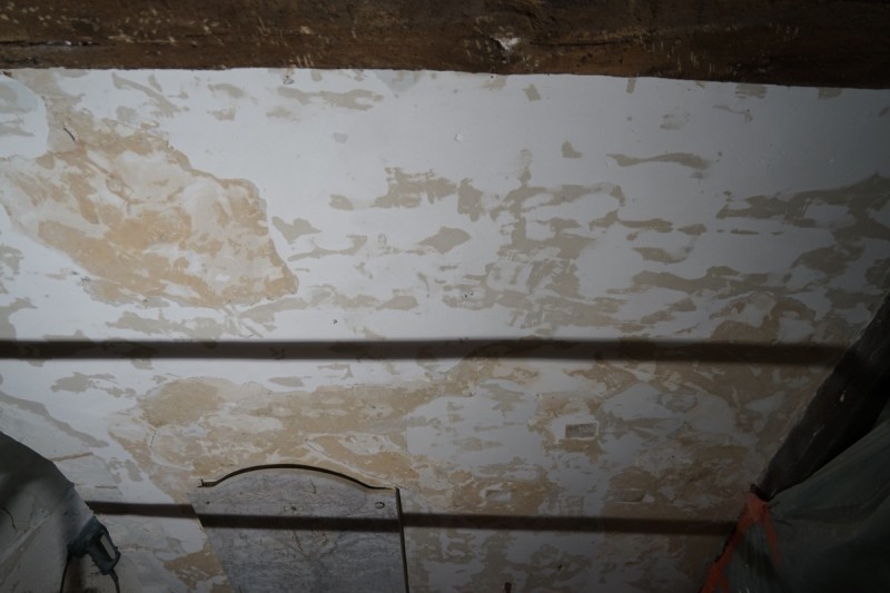 Atelier Giordani - Conservation - Restauration
Edifice – Mobilier - Sculpture – Objets d’art – Moulage –
Pierre, bois métal, polychromie et dorure - Restauration de la voûte et des décors peints -  - Lot 5 : Restauration/conservation d’éléments architecturaux, de décors polychromes, de sculpture

OPÉRATIONS RÉALISÉES
Tranche conditionnelle 2

Voûte de la nef :
-	Dépoussiérage 
-	Mise en teinte des greffes et des parties neuves et reprise du décor de fleur de lys par glacis acrylique 
-	Dépoussiérage de la poutre de gloire par technique croisée de brossage et d’aspiration

Élévation de la nef :
-	Dégagement des enduits pour mettre au jour les décors anciens conservés
-	Encapsulage des zones de peinture au plomb non dégagées
-	Consolidation des zones soufflées par infiltration de mortier et comblement des fissures des lacunes
-	Consolidation des zones pulvérulentes.
-	Sur les zones non dégagées : application d’une couche de fond à la chaux et animation et glacis acrylique et harmonisation des bouchages anciens
- Sur les zones de décors ancien : retouches colorées pour améliorer la lisibilité