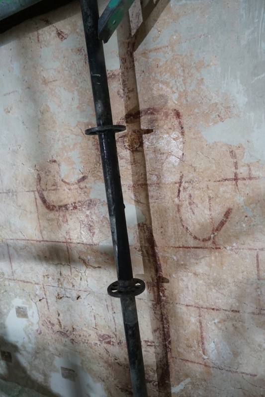 Atelier Giordani - Conservation - Restauration
Edifice – Mobilier - Sculpture – Objets d’art – Moulage –
Pierre, bois métal, polychromie et dorure - Restauration de la voûte et des décors peints -  - Lot 5 : Restauration/conservation d’éléments architecturaux, de décors polychromes, de sculpture

OPÉRATIONS RÉALISÉES
Tranche conditionnelle 2

Voûte de la nef :
-	Dépoussiérage 
-	Mise en teinte des greffes et des parties neuves et reprise du décor de fleur de lys par glacis acrylique 
-	Dépoussiérage de la poutre de gloire par technique croisée de brossage et d’aspiration

Élévation de la nef :
-	Dégagement des enduits pour mettre au jour les décors anciens conservés
-	Encapsulage des zones de peinture au plomb non dégagées
-	Consolidation des zones soufflées par infiltration de mortier et comblement des fissures des lacunes
-	Consolidation des zones pulvérulentes.
-	Sur les zones non dégagées : application d’une couche de fond à la chaux et animation et glacis acrylique et harmonisation des bouchages anciens
- Sur les zones de décors ancien : retouches colorées pour améliorer la lisibilité