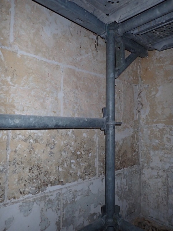 Atelier Giordani - Conservation - Restauration
Edifice – Mobilier - Sculpture – Objets d’art – Moulage –
Pierre, bois métal, polychromie et dorure - Restauration de la voûte et des décors peints -  - Lot 5 : Restauration/conservation d’éléments architecturaux, de décors polychromes, de sculpture

OPÉRATIONS RÉALISÉES
Tranche conditionnelle 2

Voûte de la nef :
-	Dépoussiérage 
-	Mise en teinte des greffes et des parties neuves et reprise du décor de fleur de lys par glacis acrylique 
-	Dépoussiérage de la poutre de gloire par technique croisée de brossage et d’aspiration

Élévation de la nef :
-	Dégagement des enduits pour mettre au jour les décors anciens conservés
-	Encapsulage des zones de peinture au plomb non dégagées
-	Consolidation des zones soufflées par infiltration de mortier et comblement des fissures des lacunes
-	Consolidation des zones pulvérulentes.
-	Sur les zones non dégagées : application d’une couche de fond à la chaux et animation et glacis acrylique et harmonisation des bouchages anciens
- Sur les zones de décors ancien : retouches colorées pour améliorer la lisibilité