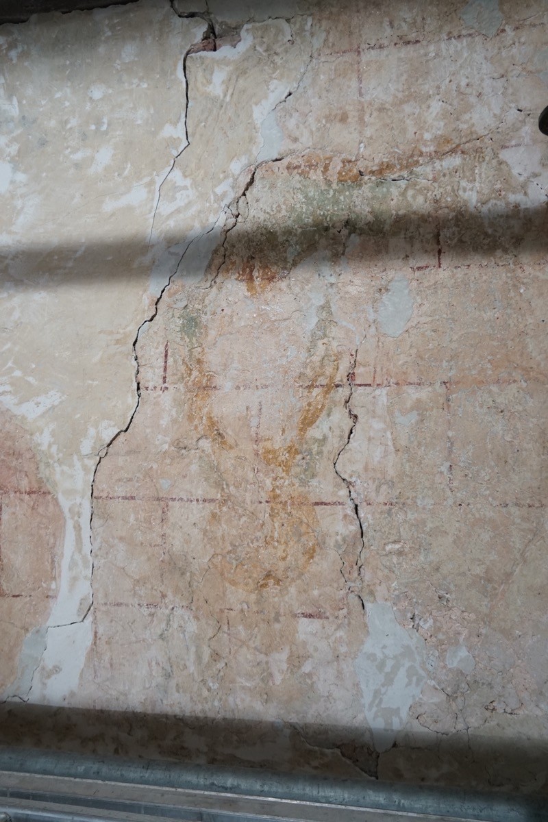 Atelier Giordani - Conservation - Restauration
Edifice – Mobilier - Sculpture – Objets d’art – Moulage –
Pierre, bois métal, polychromie et dorure - Restauration du clos & couvert et des intérieurs -  - Lot 5 : Restauration/conservation d’éléments architecturaux, de décors polychromes, de sculpture

OPÉRATIONS RÉALISÉES
Tranche conditionnelle 2

Voûte de la nef :
-	Dépoussiérage 
-	Mise en teinte des greffes et des parties neuves et reprise du décor de fleur de lys par glacis acrylique 
-	Dépoussiérage de la poutre de gloire par technique croisée de brossage et d’aspiration

Élévation de la nef :
-	Dégagement des enduits pour mettre au jour les décors anciens conservés
-	Encapsulage des zones de peinture au plomb non dégagées
-	Consolidation des zones soufflées par infiltration de mortier et comblement des fissures des lacunes
-	Consolidation des zones pulvérulentes.
-	Sur les zones non dégagées : application d’une couche de fond à la chaux et animation et glacis acrylique et harmonisation des bouchages anciens
- Sur les zones de décors ancien : retouches colorées pour améliorer la lisibilité
