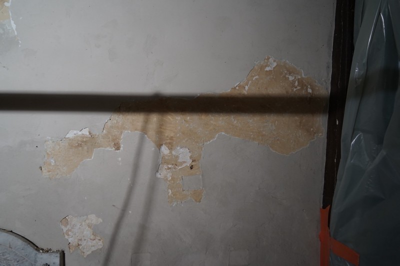 Atelier Giordani - Conservation - Restauration
Edifice – Mobilier - Sculpture – Objets d’art – Moulage –
Pierre, bois métal, polychromie et dorure - Restauration de la voûte et des décors peints -  - Lot 5 : Restauration/conservation d’éléments architecturaux, de décors polychromes, de sculpture

OPÉRATIONS RÉALISÉES
Tranche conditionnelle 2

Voûte de la nef :
-	Dépoussiérage 
-	Mise en teinte des greffes et des parties neuves et reprise du décor de fleur de lys par glacis acrylique 
-	Dépoussiérage de la poutre de gloire par technique croisée de brossage et d’aspiration

Élévation de la nef :
-	Dégagement des enduits pour mettre au jour les décors anciens conservés
-	Encapsulage des zones de peinture au plomb non dégagées
-	Consolidation des zones soufflées par infiltration de mortier et comblement des fissures des lacunes
-	Consolidation des zones pulvérulentes.
-	Sur les zones non dégagées : application d’une couche de fond à la chaux et animation et glacis acrylique et harmonisation des bouchages anciens
- Sur les zones de décors ancien : retouches colorées pour améliorer la lisibilité