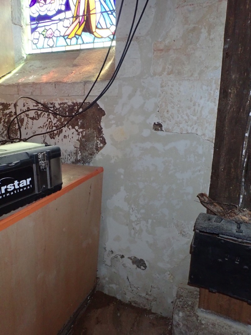 Atelier Giordani - Conservation - Restauration
Edifice – Mobilier - Sculpture – Objets d’art – Moulage –
Pierre, bois métal, polychromie et dorure - Restauration de la voûte et des décors peints -  - Lot 5 : Restauration/conservation d’éléments architecturaux, de décors polychromes, de sculpture

OPÉRATIONS RÉALISÉES
Tranche conditionnelle 2

Voûte de la nef :
-	Dépoussiérage 
-	Mise en teinte des greffes et des parties neuves et reprise du décor de fleur de lys par glacis acrylique 
-	Dépoussiérage de la poutre de gloire par technique croisée de brossage et d’aspiration

Élévation de la nef :
-	Dégagement des enduits pour mettre au jour les décors anciens conservés
-	Encapsulage des zones de peinture au plomb non dégagées
-	Consolidation des zones soufflées par infiltration de mortier et comblement des fissures des lacunes
-	Consolidation des zones pulvérulentes.
-	Sur les zones non dégagées : application d’une couche de fond à la chaux et animation et glacis acrylique et harmonisation des bouchages anciens
- Sur les zones de décors ancien : retouches colorées pour améliorer la lisibilité