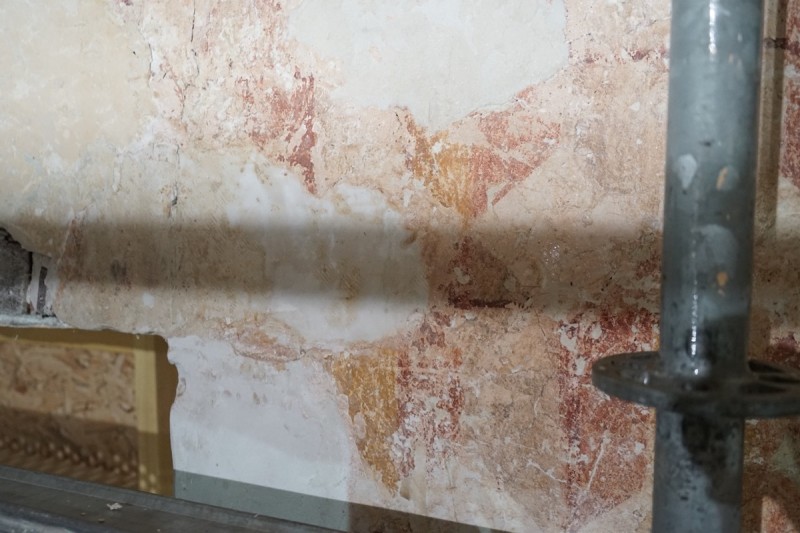 Atelier Giordani - Conservation - Restauration
Edifice – Mobilier - Sculpture – Objets d’art – Moulage –
Pierre, bois métal, polychromie et dorure - Restauration de la voûte et des décors peints -  - Lot 5 : Restauration/conservation d’éléments architecturaux, de décors polychromes, de sculpture

OPÉRATIONS RÉALISÉES
Tranche conditionnelle 2

Voûte de la nef :
-	Dépoussiérage 
-	Mise en teinte des greffes et des parties neuves et reprise du décor de fleur de lys par glacis acrylique 
-	Dépoussiérage de la poutre de gloire par technique croisée de brossage et d’aspiration

Élévation de la nef :
-	Dégagement des enduits pour mettre au jour les décors anciens conservés
-	Encapsulage des zones de peinture au plomb non dégagées
-	Consolidation des zones soufflées par infiltration de mortier et comblement des fissures des lacunes
-	Consolidation des zones pulvérulentes.
-	Sur les zones non dégagées : application d’une couche de fond à la chaux et animation et glacis acrylique et harmonisation des bouchages anciens
- Sur les zones de décors ancien : retouches colorées pour améliorer la lisibilité