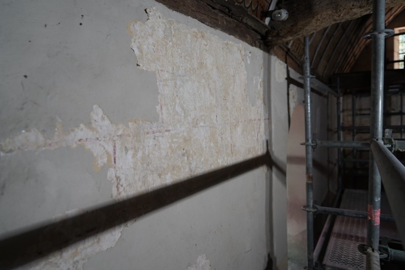 Atelier Giordani - Conservation - Restauration
Edifice – Mobilier - Sculpture – Objets d’art – Moulage –
Pierre, bois métal, polychromie et dorure - Restauration de la voûte et des décors peints -  - Lot 5 : Restauration/conservation d’éléments architecturaux, de décors polychromes, de sculpture

OPÉRATIONS RÉALISÉES
Tranche conditionnelle 2

Voûte de la nef :
-	Dépoussiérage 
-	Mise en teinte des greffes et des parties neuves et reprise du décor de fleur de lys par glacis acrylique 
-	Dépoussiérage de la poutre de gloire par technique croisée de brossage et d’aspiration

Élévation de la nef :
-	Dégagement des enduits pour mettre au jour les décors anciens conservés
-	Encapsulage des zones de peinture au plomb non dégagées
-	Consolidation des zones soufflées par infiltration de mortier et comblement des fissures des lacunes
-	Consolidation des zones pulvérulentes.
-	Sur les zones non dégagées : application d’une couche de fond à la chaux et animation et glacis acrylique et harmonisation des bouchages anciens
- Sur les zones de décors ancien : retouches colorées pour améliorer la lisibilité