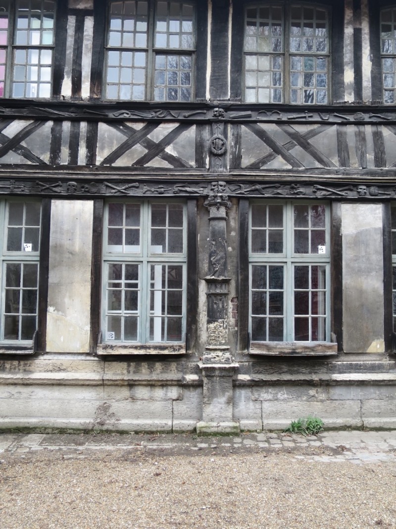 Atelier Giordani - Conservation - Restauration
Edifice – Mobilier - Sculpture – Objets d’art – Moulage –
Pierre, bois métal, polychromie et dorure - Restauration des éléments en bois sculpté et des colonnes et dalles gravées en pierre - Bois sculpté et pierre - OPÉRATIONS RÉALISÉES
Bois sculpté :
- Dépose partielle 
- Traitement insecticide curatif et préventif
- Renfort et doublage
- Greffes de sculptures, pose de flipots
- Bouchage
- Retouche
- Protection finale