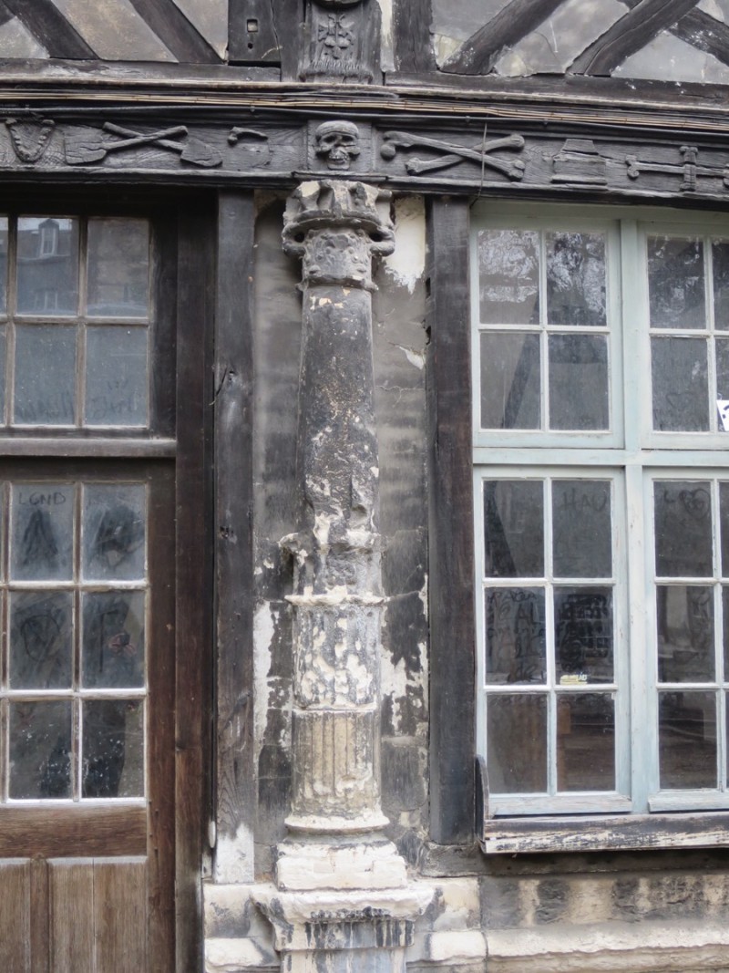 Atelier Giordani - Conservation - Restauration
Edifice – Mobilier - Sculpture – Objets d’art – Moulage –
Pierre, bois métal, polychromie et dorure - Restauration des éléments en bois sculpté et des colonnes et dalles gravées en pierre - Bois sculpté et pierre - OPÉRATIONS RÉALISÉES
Bois sculpté :
- Dépose partielle 
- Traitement insecticide curatif et préventif
- Renfort et doublage
- Greffes de sculptures, pose de flipots
- Bouchage
- Retouche
- Protection finale