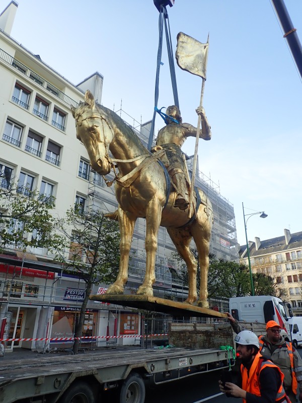 Atelier Giordani - Conservation - Restauration
Edifice – Mobilier - Sculpture – Objets d’art – Moulage –
Pierre, bois métal, polychromie et dorure - Dorure de la statue équestre de Jeanne d'Arc - Dorure à la mixtion - Microsablage du support
Application de la couche d'accroche
Application de la peinture ocre de préparation
Application de la mixtion
Pose de la feuille d'or libre et encollée et époussetage
Matage